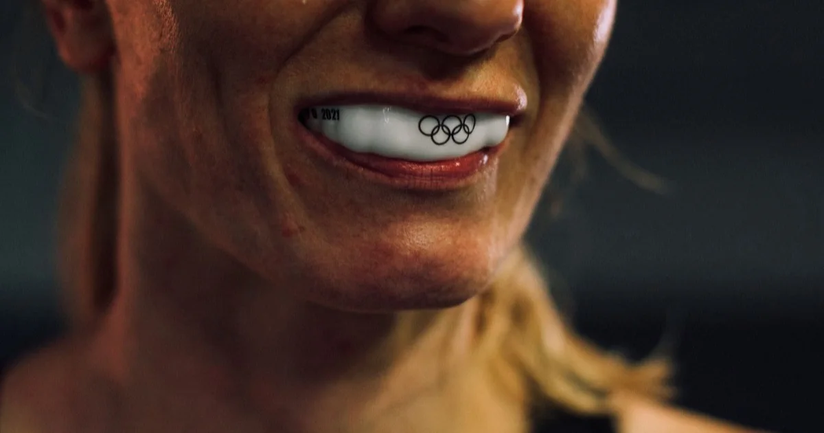 Qoruyucu kappa (mouthguard) yaxın planda