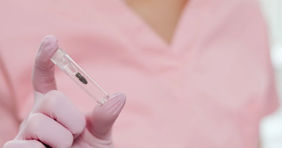 Əldə dental implant yaxın planda