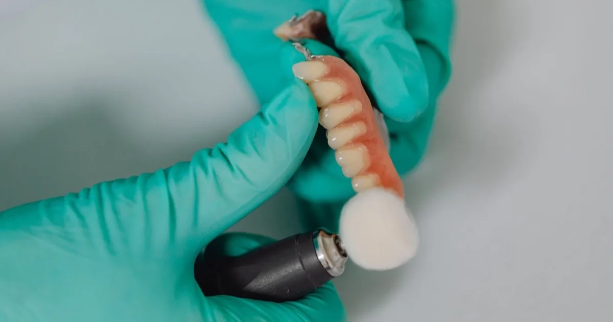Həkim implantları hazırlayır