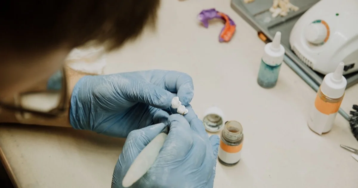 Diş texniki implant üstü qapaq hazırlayır